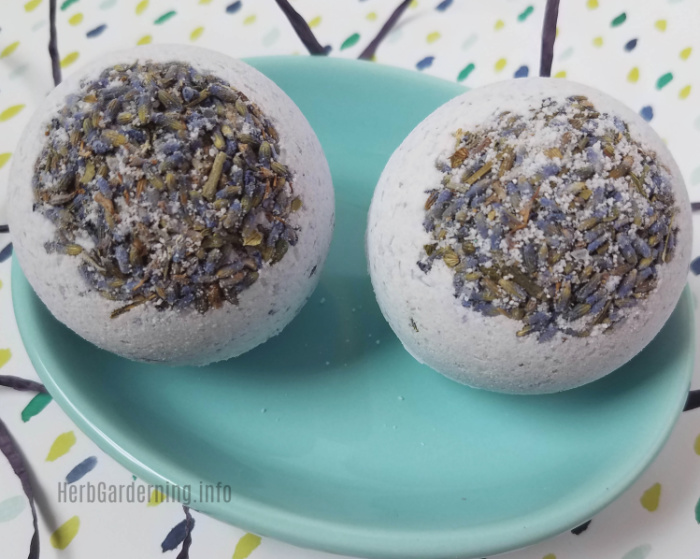 DIY Lavender Bath Bombs #lavender #bathbombs #herbalgifts #DIY
